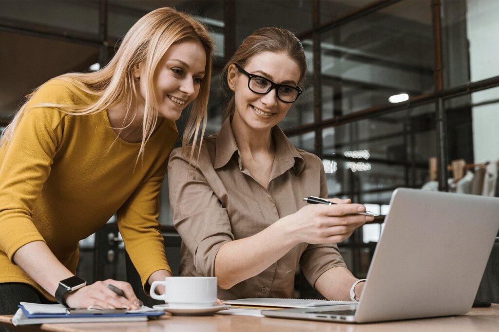 Réunion d’équipe dans une entreprise en Suisse pour illustrer le recrutement et la fidélisation des talents.