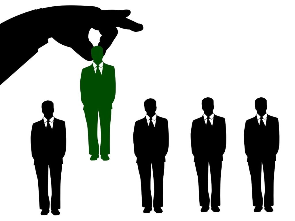 Réunion d’équipe dans une entreprise en Suisse pour illustrer le recrutement et la fidélisation des talents.