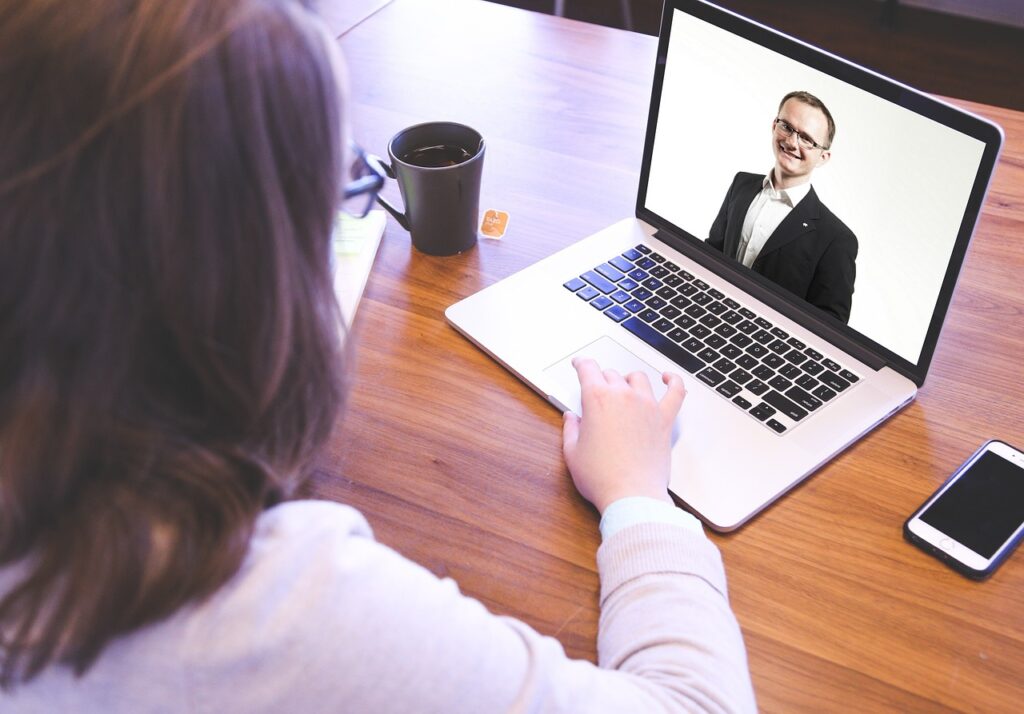 Réunion d’équipe dans une entreprise en Suisse pour illustrer le recrutement et la fidélisation des talents.