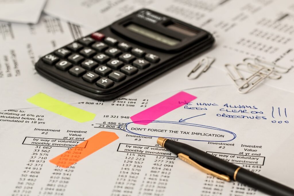 Document comptable pour une entreprise domiciliée en Suisse, accompagné de calculatrices et de dossiers financiers.