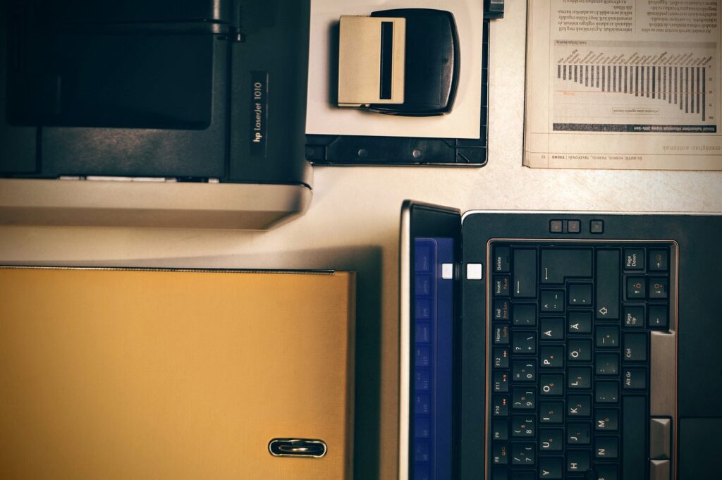 Document comptable pour une entreprise domiciliée en Suisse, accompagné de calculatrices et de dossiers financiers.