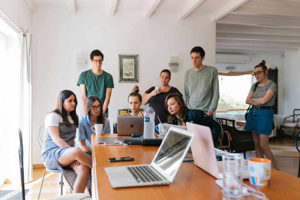 Illustration de la domiciliation d’une start-up en Suisse pour les entrepreneurs.