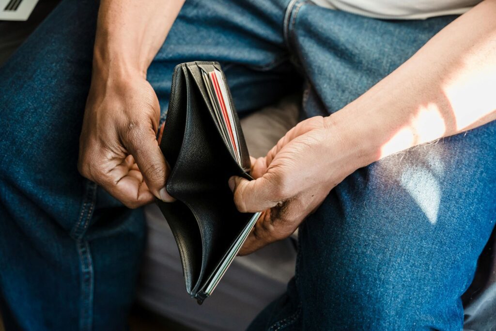 Gestion d'une crise financière dans une entreprise suisse avec des experts.