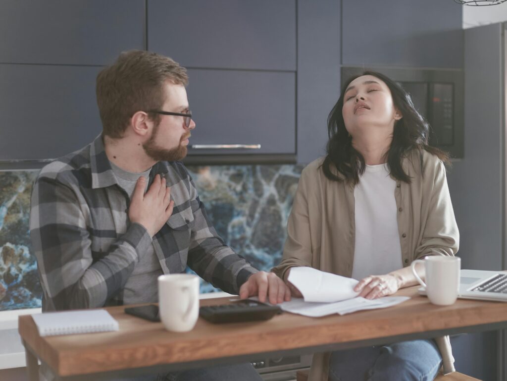 Gestion d'une crise financière dans une entreprise suisse avec des experts.