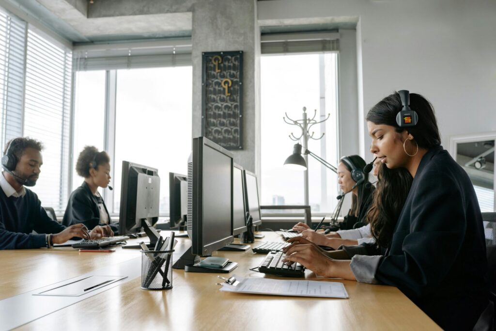 Conseiller externe discutant de stratégies de gestion avec une équipe dans une entreprise suisse.