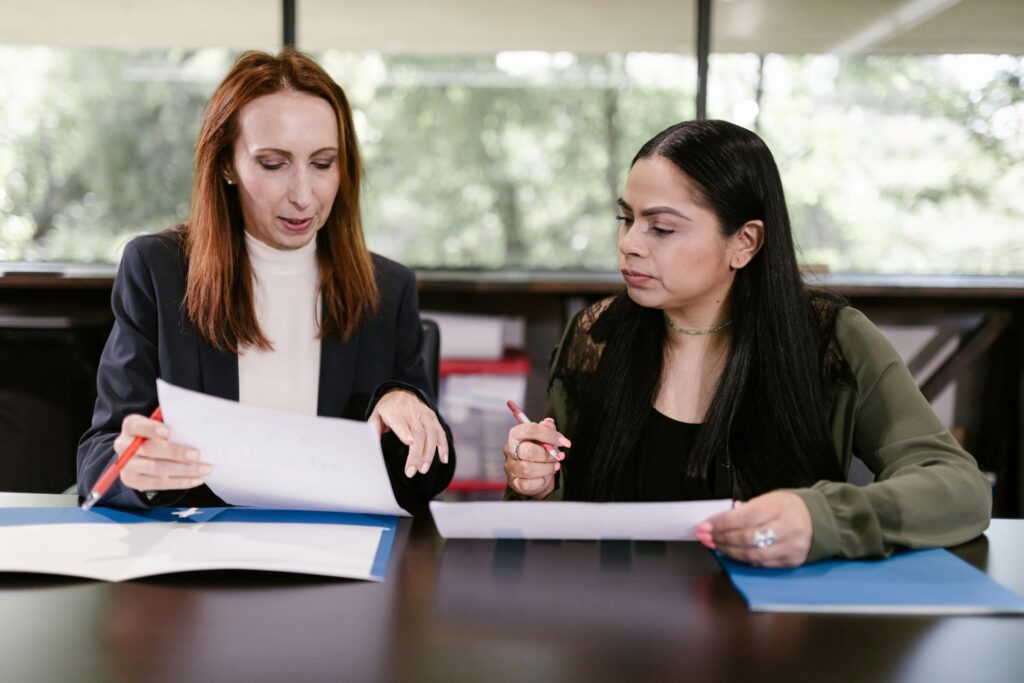 Conseiller externe discutant de stratégies de gestion avec une équipe dans une entreprise suisse.