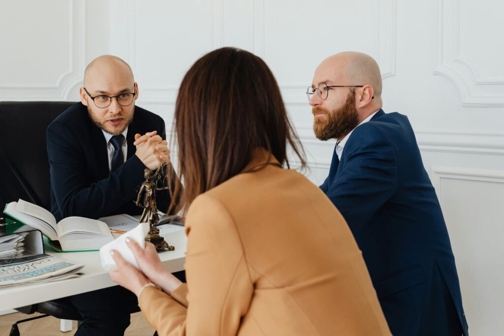 Avocats discutant des solutions légales pour un litige commercial en Suisse dans une salle de réunion.