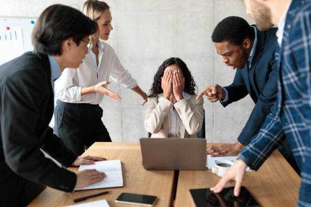 Avocats discutant des solutions légales pour un litige commercial en Suisse dans une salle de réunion.