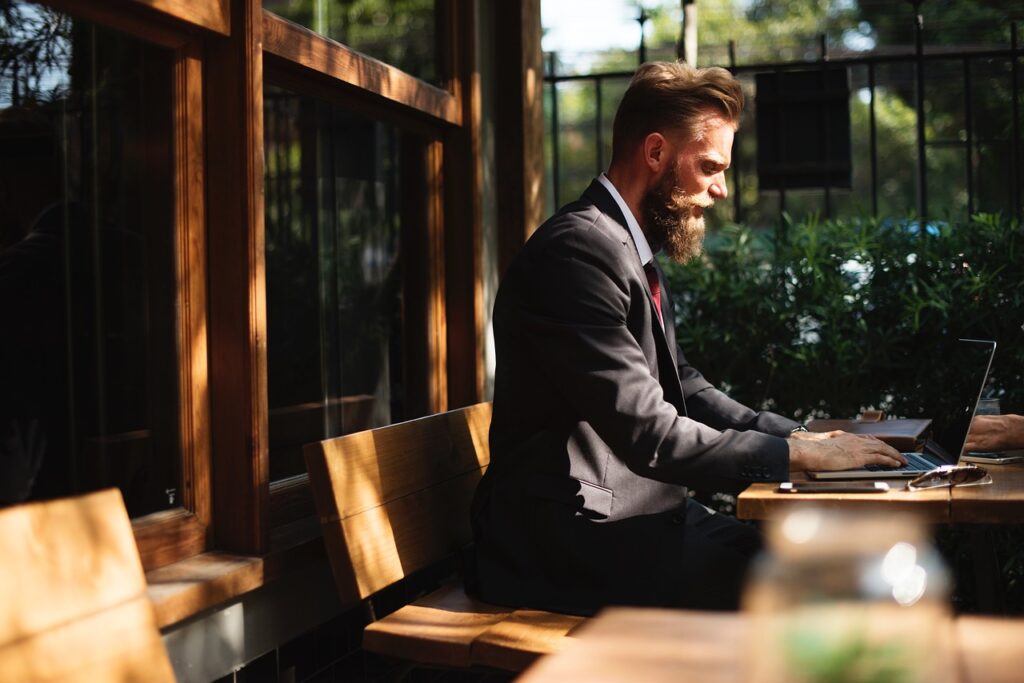 Comment optimiser la gestion de vos ressources humaines en Suisse