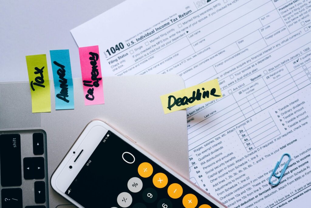 Un dirigeant d’entreprise en Suisse examinant les documents pour déclarer ses impôts.