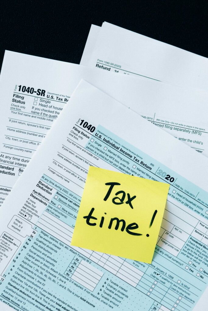 Un dirigeant d’entreprise en Suisse examinant les documents pour déclarer ses impôts.