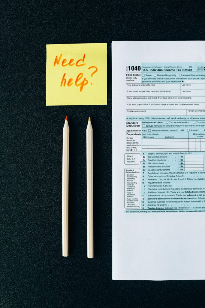 Vue d'une entreprise en Suisse avec des documents relatifs aux obligations fiscales et légales sur un bureau.