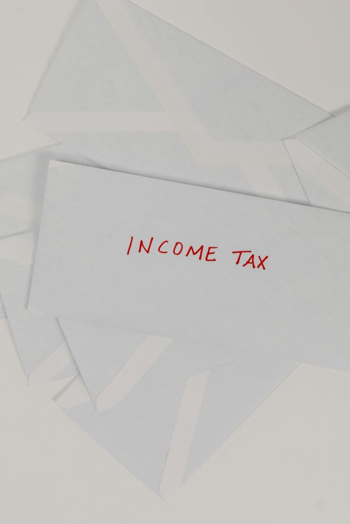 Vue d'une entreprise en Suisse avec des documents relatifs aux obligations fiscales et légales sur un bureau.