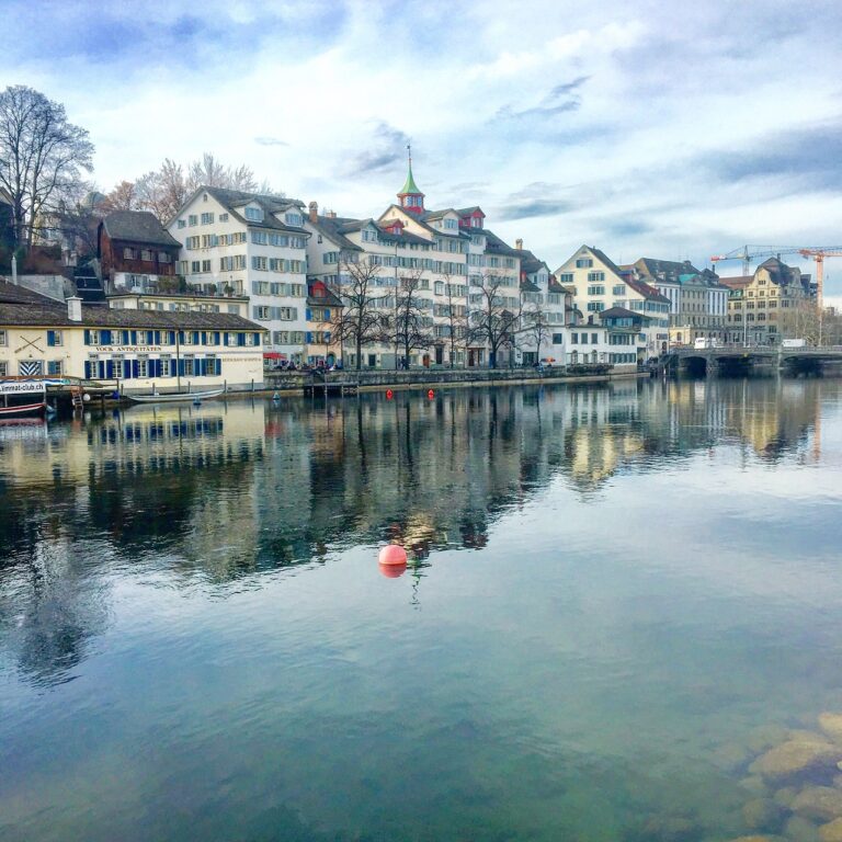 Espace de bureau physique moderne et lumineux en Suisse, idéal pour la location de bureaux d'entreprise.