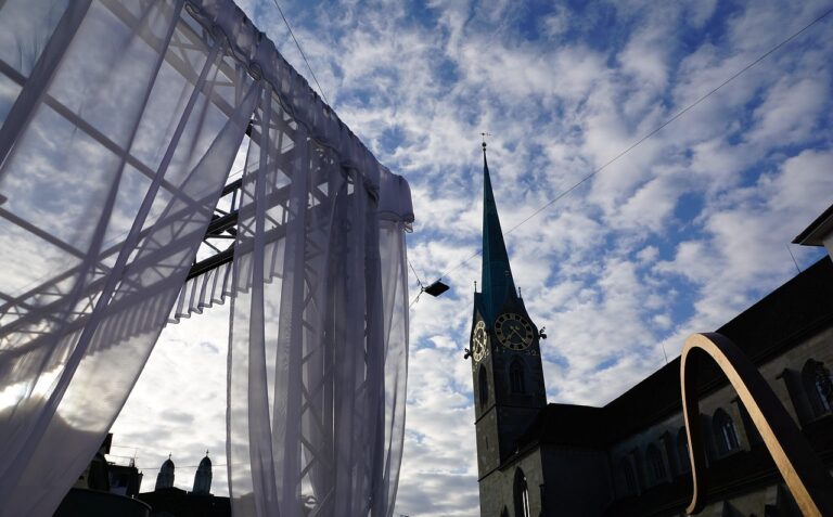 Façade d'un centre d'affaires moderne avec terrasse en Suisse, représentant un lieu de domiciliation conforme aux normes suisses.