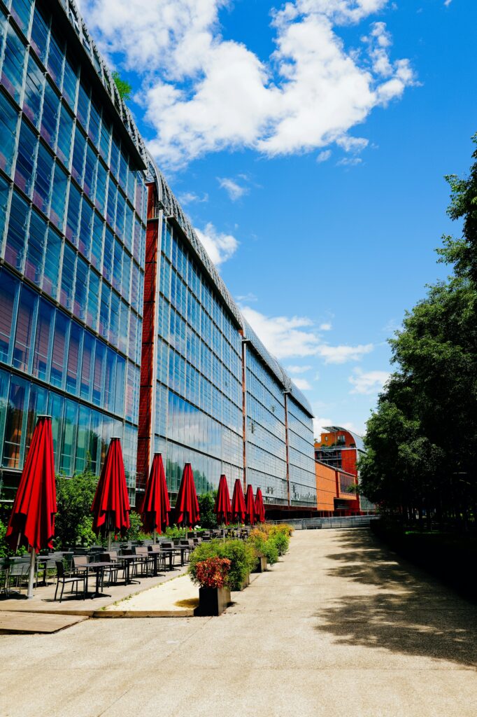 Façade d'un centre d'affaires moderne avec terrasse en Suisse, représentant un lieu de domiciliation conforme aux normes suisses.